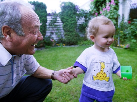 "När mina barnbarn kramar om mig, det är viktigt". Stefan Zablocki överlevde Förintelsen i Nazityskland och kom till Sverige som femtonåring. I dag föreläser han fortfarande, 81 år gammal, för skolelever om sitt liv. På bilden syns han med barnbarnet Emil. Foto: André de Loisted/Scanpix.
