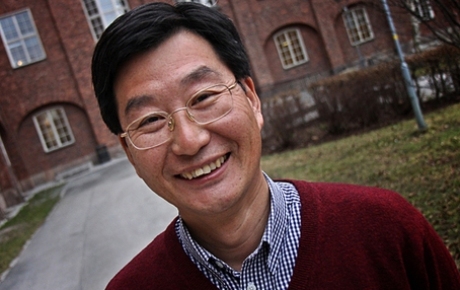 Licheng Sun, professor i organisk kemi vid KTH, har varit med och tagit fram den nya tekniken. Foto: KTH. 