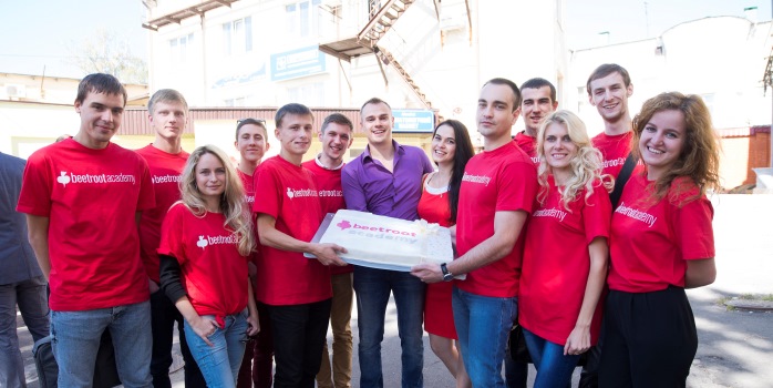De första 12 studenterna i Beetroot Academy i Poltava. I mitten läraren och webbgurun Alexey Kalyuzhnyi.