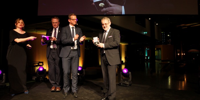Hans Björklund tar emot priset av närings- och innovationsminister Mikael Damberg (S). Pernilla Pettersson/pernilla-P.com