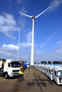 Foto: Volvo Trucks. Lastbilstillverkningen i Gent är koldioxidneutrala sedan 2007 och har egna vindkraftverk.