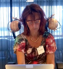 Forskaren Lena Pareto vid Högskolan Väst tar tillsammans med ljuddesignern Martin Ljungdahl Eriksson fram en ljudbubbla som ska hjälpa anställda i kontorslandskap att få arbetsro. Foto: Martin Ljungdahl Eriksson