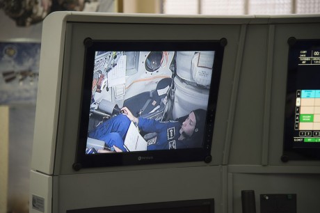 Foto: ESA. Fler svenskar i rymden önskar de liberala riksdagsmännen sig.  Här ser vi Thomas Pesquet tränas i  Don Soyuz simulator i en dockningssituation. 