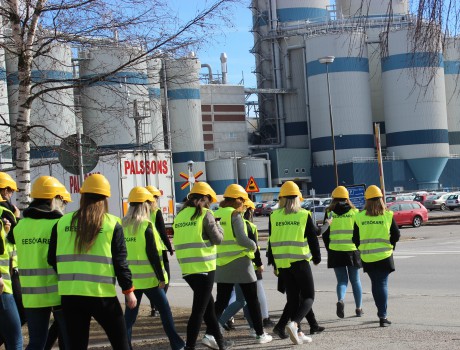PÅ IGE-day bjöd BillerudKorsnäs in 20 unga tjejer till bruket i Gävle för att väcka deras intresse för massa- och pappersindustrin.