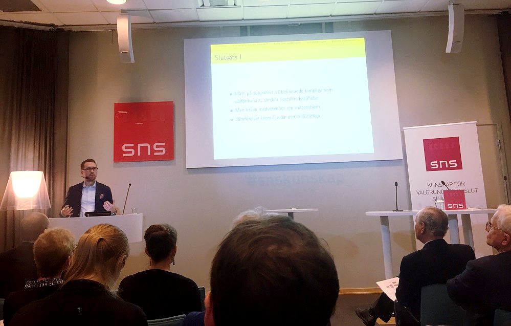 Nationalekonomen Martin Berlin presenterar sin rapport om lyckoforskning under ett seminarium på SNS i Stockholm. Foto: Ingenjören