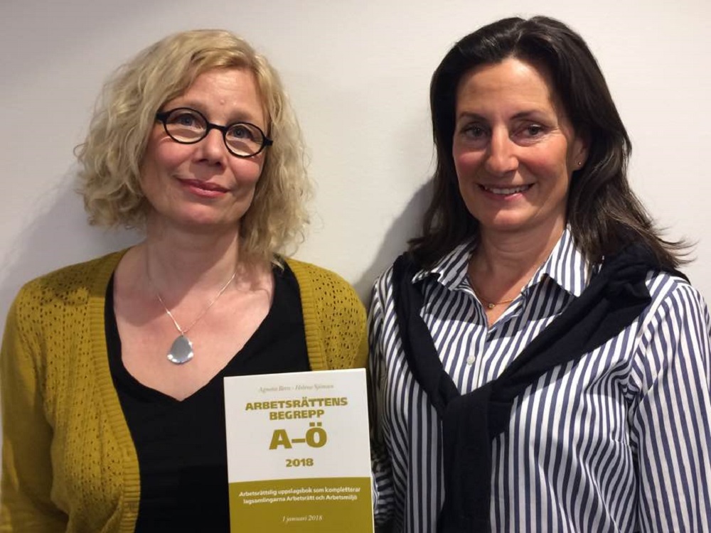Sveriges Ingenjörers förbundsjurister Agneta Bern och Helene Sjöman med den nya upplagan av deras bok Arbetsrättens A-Ö.