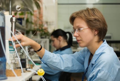 Färre män - men fler kvinnor - börjar doktorera i teknik