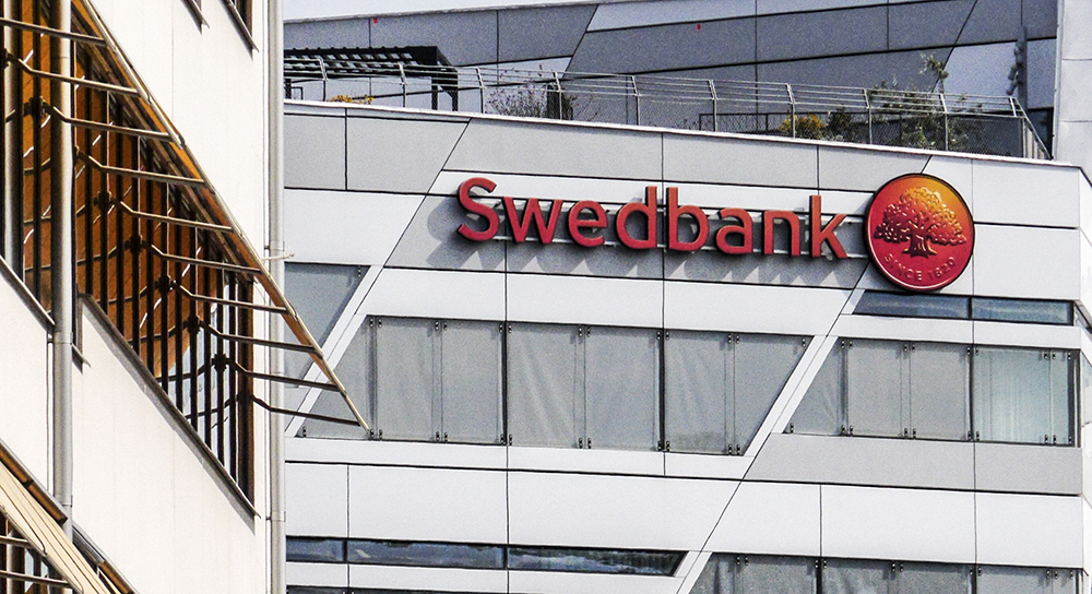 Fasaden till Swedbanks huvudkontor i Sundbyberg