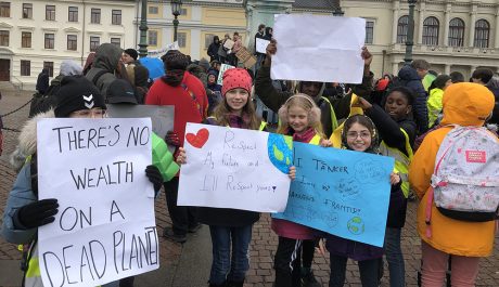Barn demonstrerar för klimatet
