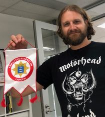 Tobias Salomonsson med flaggan för räddningstjänsten i Laholm där han varit deltidsbrandman.