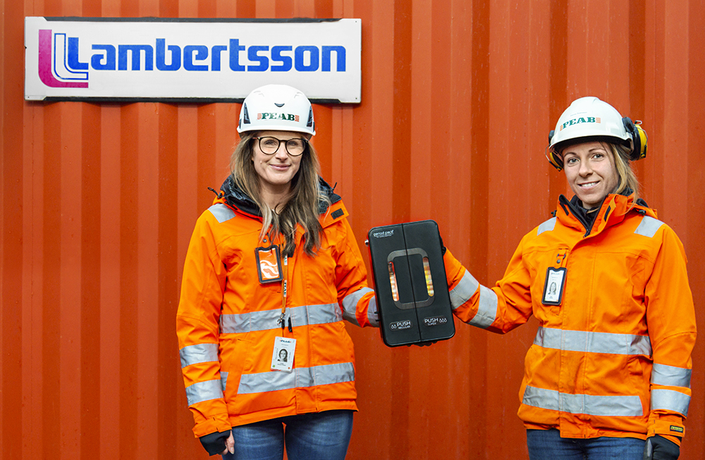 Camilla Hartman Frilander, arbetschef, och Sanna Svensson, platschef, på Peab i Örebro visar upp behållaren med tamponger som nu sätts upp på arbetsplatserna.