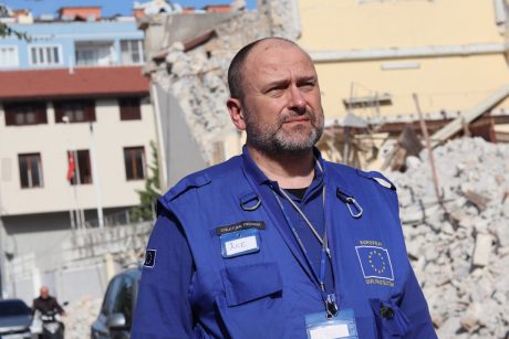 Ingenjören Åke säkrar byggnader i jordbävningsdrabbade Turkiet