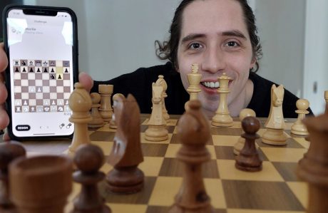 Använder AI för att lära ut schack som en människa