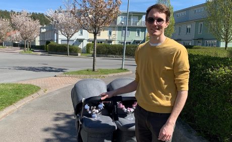 Daniel Gustavsson med tvillingarna i barnvagn.