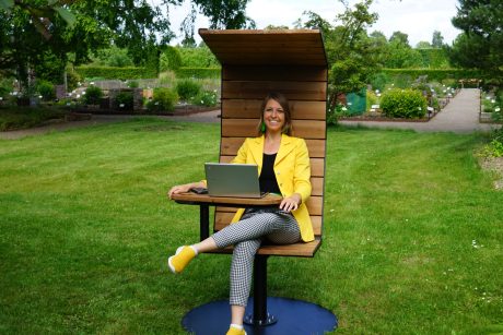 Charlotte Petersson Troije vid Malmö universitet har forskat om de positiva effekterna av att ta med sig arbetet ut i naturen. Foto: Gitte Knutson.