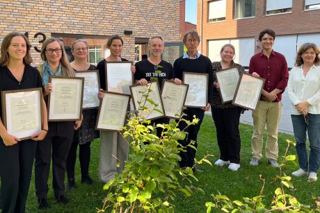 Stipendiater framför KTH Climate Action Centres byggnad.