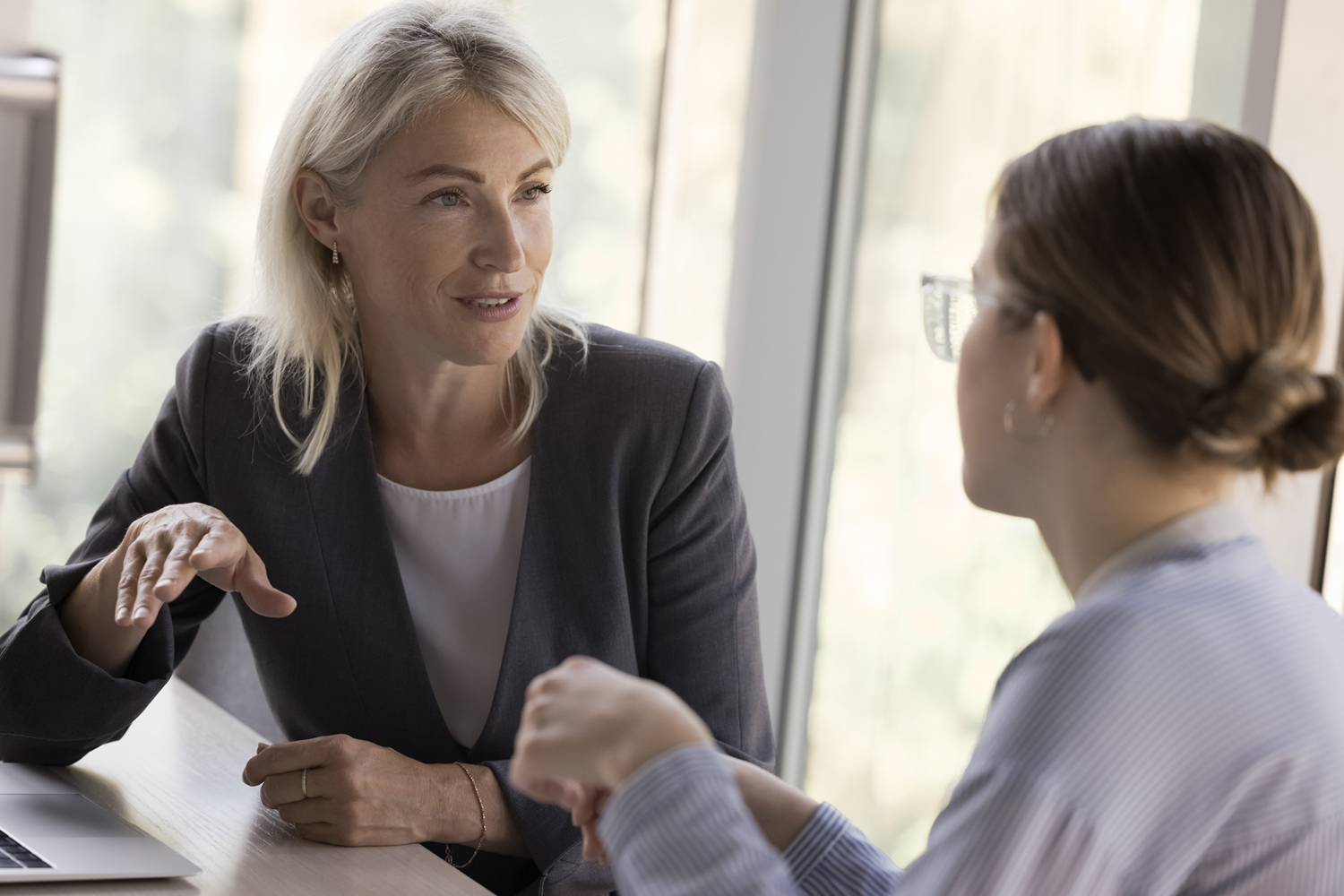 Samtal med chef_startbild Som chef är det viktigt att unga medarbetare får tydliga förväntningar men de behöver också förstå vad som är tillräckligt. Foto: Getty Images.