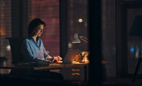 Chef som arbetar på mörkt kontor