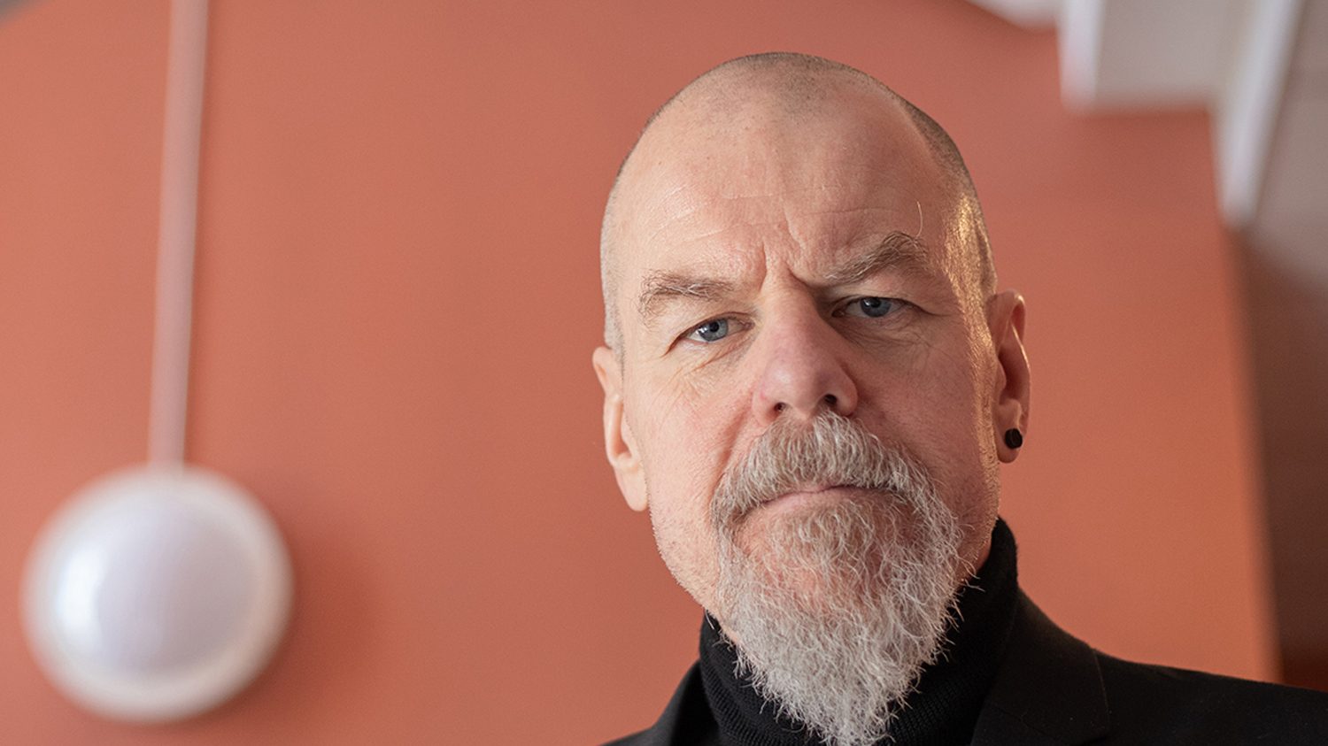 Att visa en kollega som mobbas att man ser och ogillar det som pågår kan betyda mycket, säger forskaren Michael Rosander. Foto: Charlotte Perhammar.