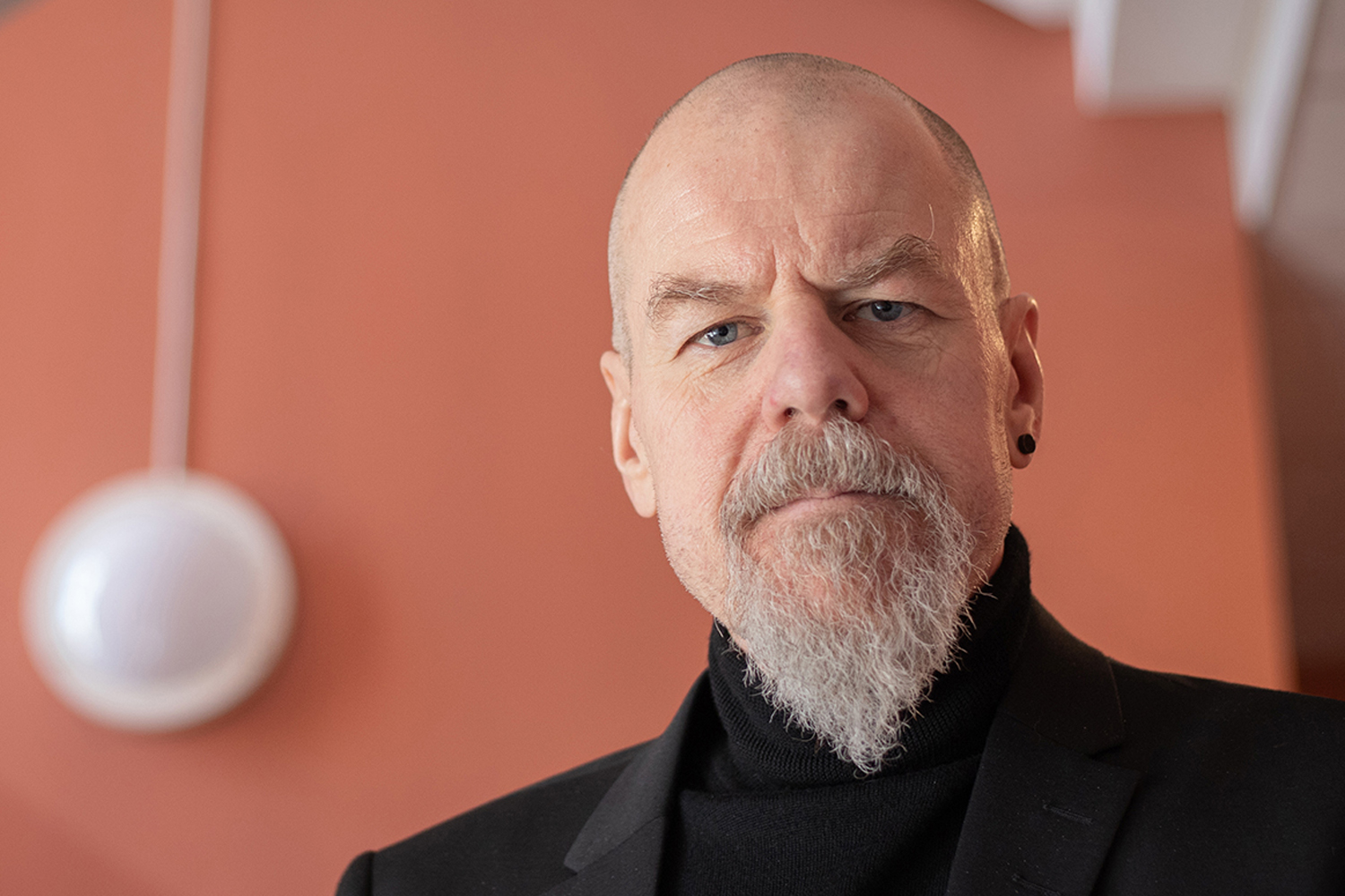 Michael_Rosander_startbild Att visa en kollega som mobbas att man ser och ogillar det som pågår kan betyda mycket, säger forskaren Michael Rosander. Foto: Charlotte Perhammar.