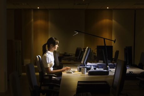 Hur mycket övertid cheferna arbetar skiljer mellan sektorer, chefsnivå och ålder. Foto: Getty Images.