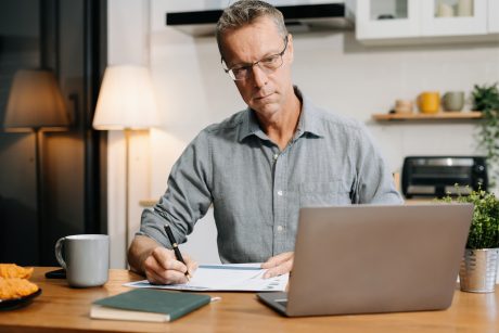 Högskolornas kurser är gratis men de kräver investering i tid. Då är det viktigt att du har ett mål med studierna och att utbildningen leder dit. Foto: Getty Images.
