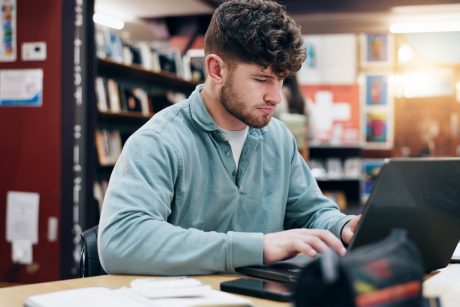 En undersökning på BTH våren 2025 visade att 80 procent av ingenjörsstudenterna i använde generativ AI varje vecka eller oftare – en tydlig ökning jämfört med året innan. Högskolan väntar sig en ökning i år. Foto: Getty Images.