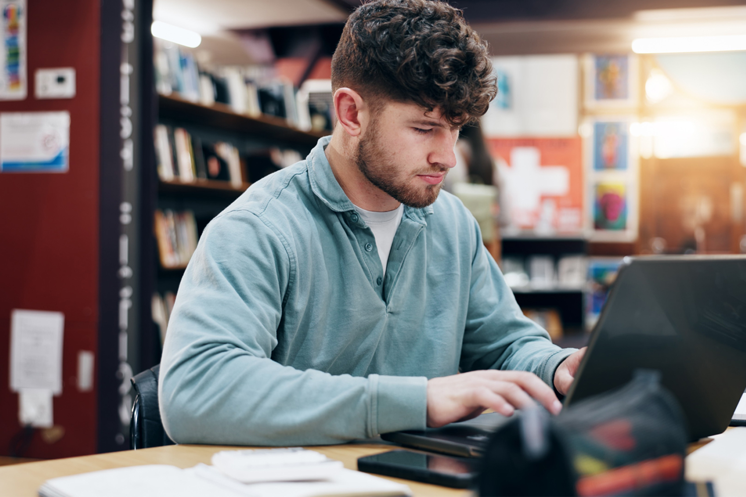 Student_ChatGPT_startbild En undersökning på BTH våren 2025 visade att 80 procent av ingenjörsstudenterna i använde generativ AI varje vecka eller oftare – en tydlig ökning jämfört med året innan. Högskolan väntar sig en ökning i år. Foto: Getty Images.