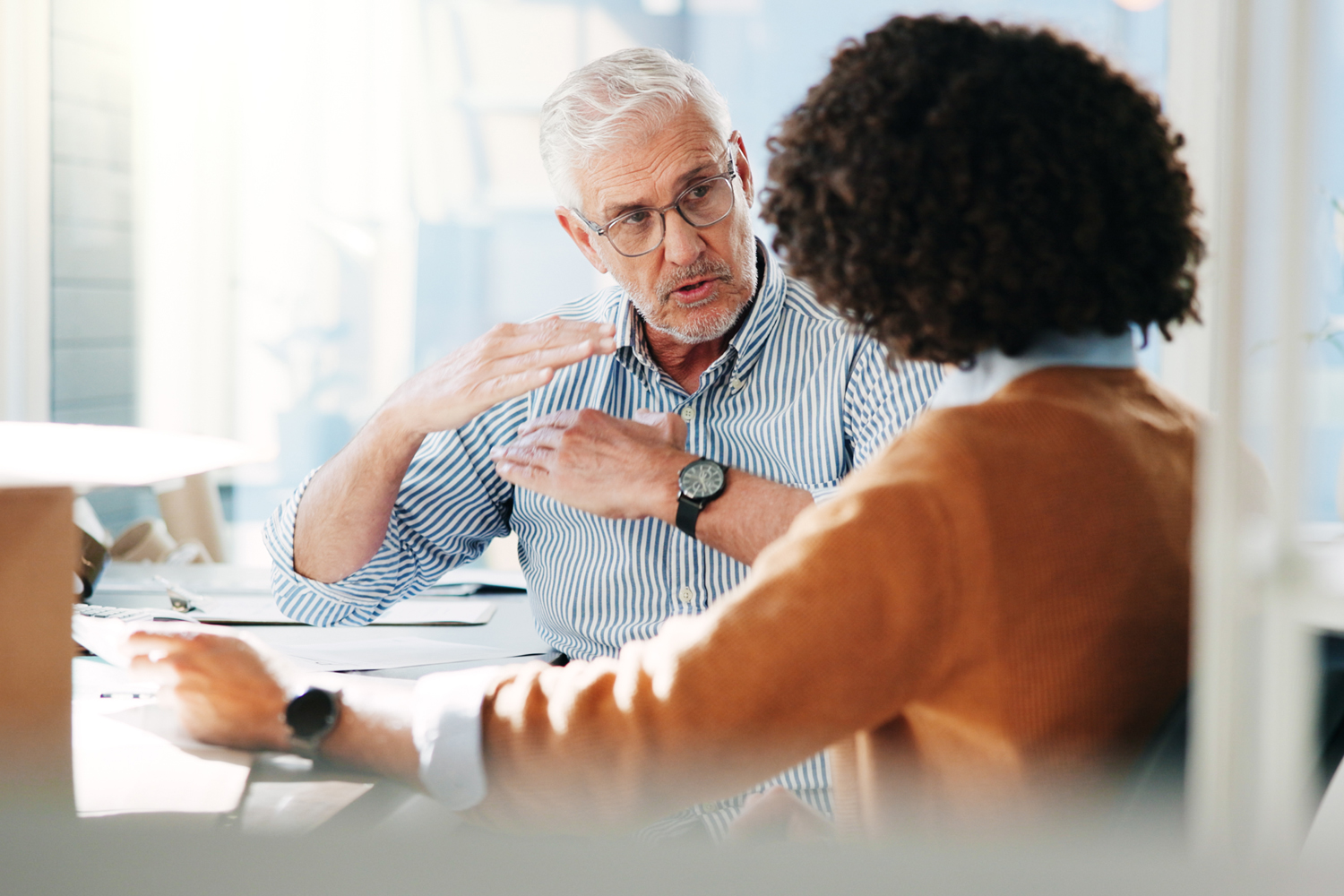Aldre_arbetsplats_Gettyimages Äldre medarbetare diskuterar med kollega