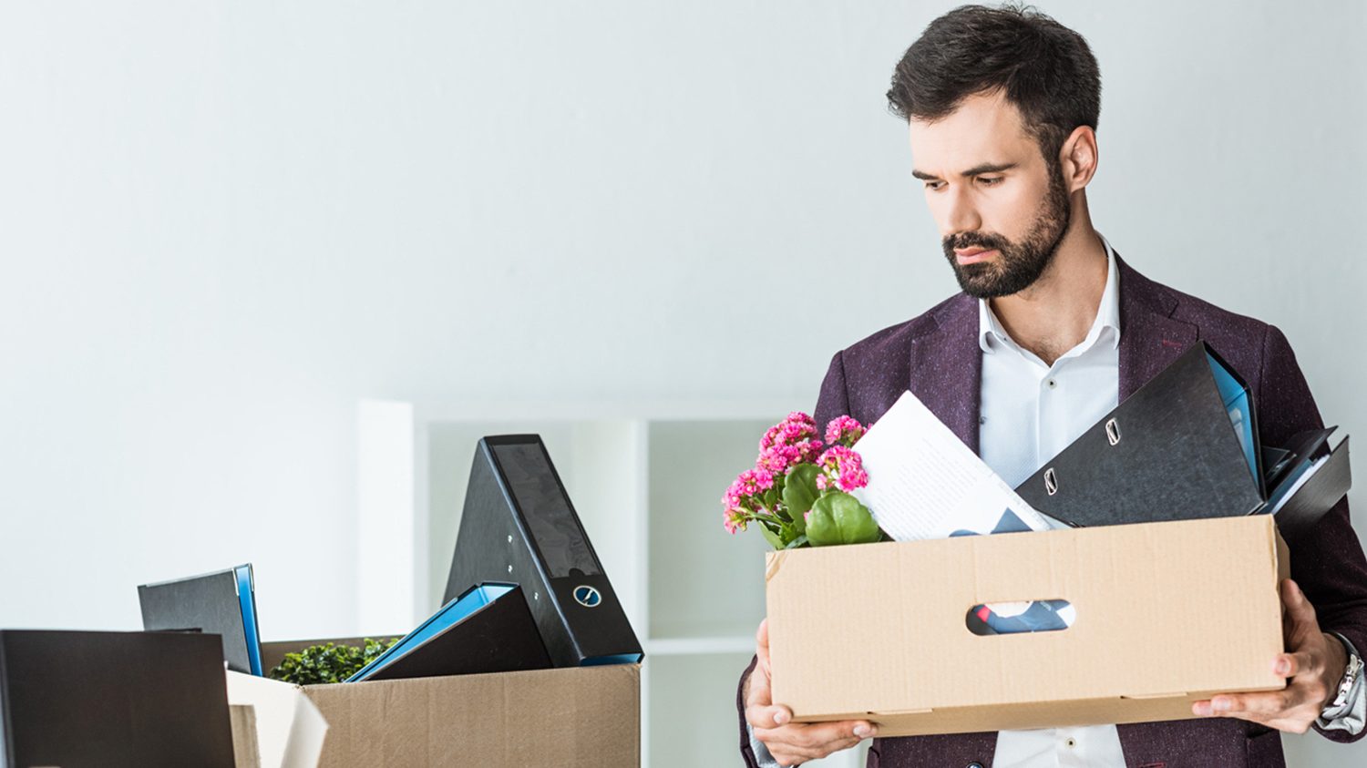 Man som packat ihop sina saker på kontoret