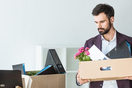 Man som packat ihop sina saker på kontoret