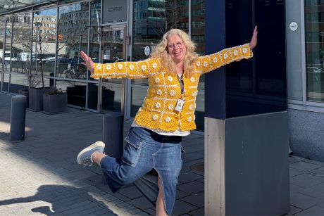 Marianne Rimbark har lättare att koncentrera sig på möten om hon får virka samtidigt. Tröjan på bilden har hon virkat själv.