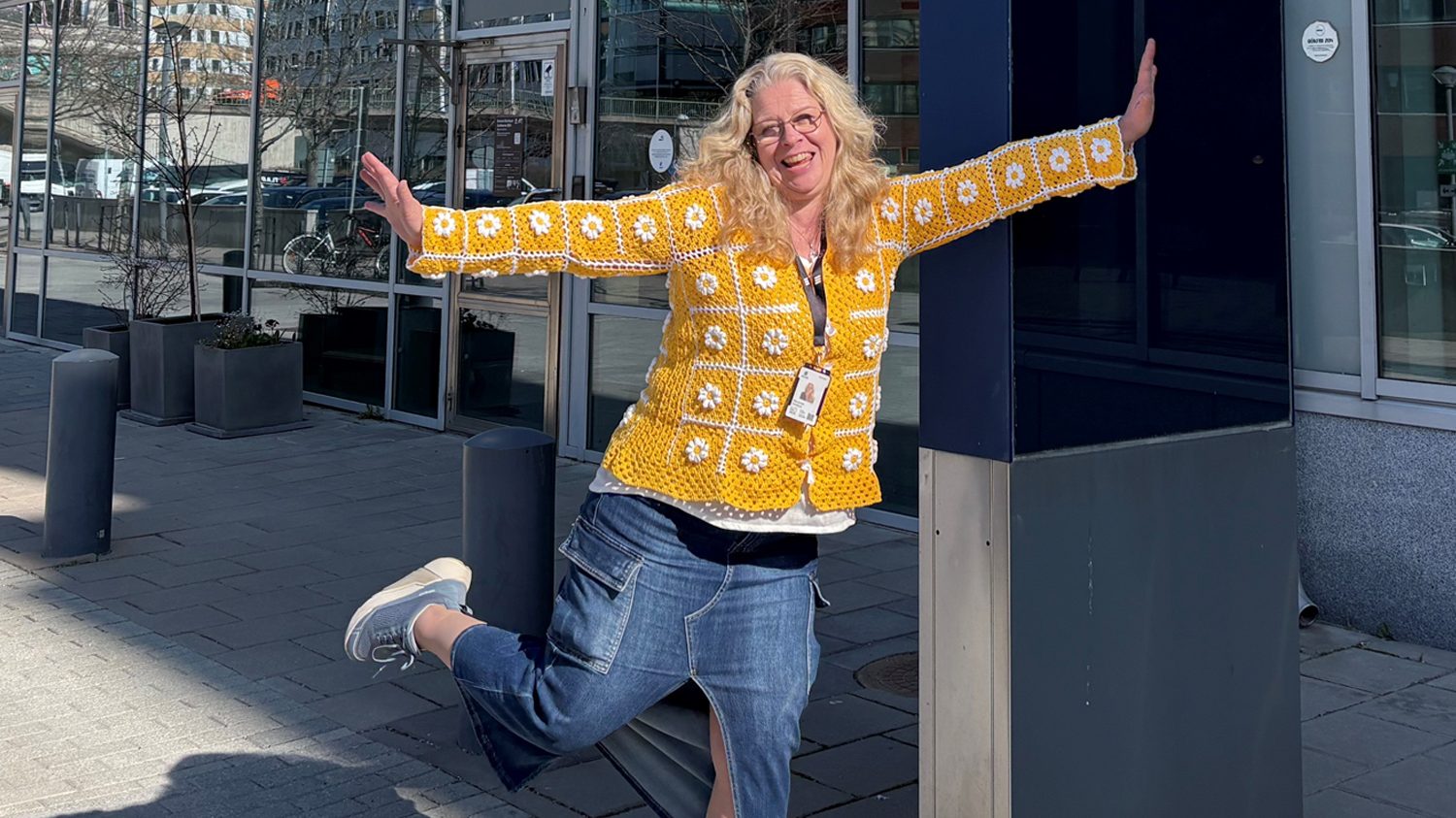 Marianne Rimbark har lättare att koncentrera sig på möten om hon får virka samtidigt. Tröjan på bilden har hon virkat själv.