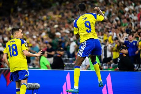 I skuggan av fotbollsfesten utsätts fackligt aktiva för våld och hot