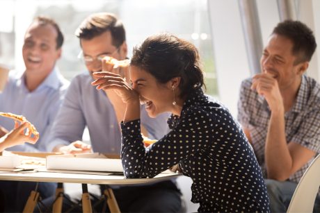 Många fördelar med att skratta på jobbet – 3 tips till chefen
